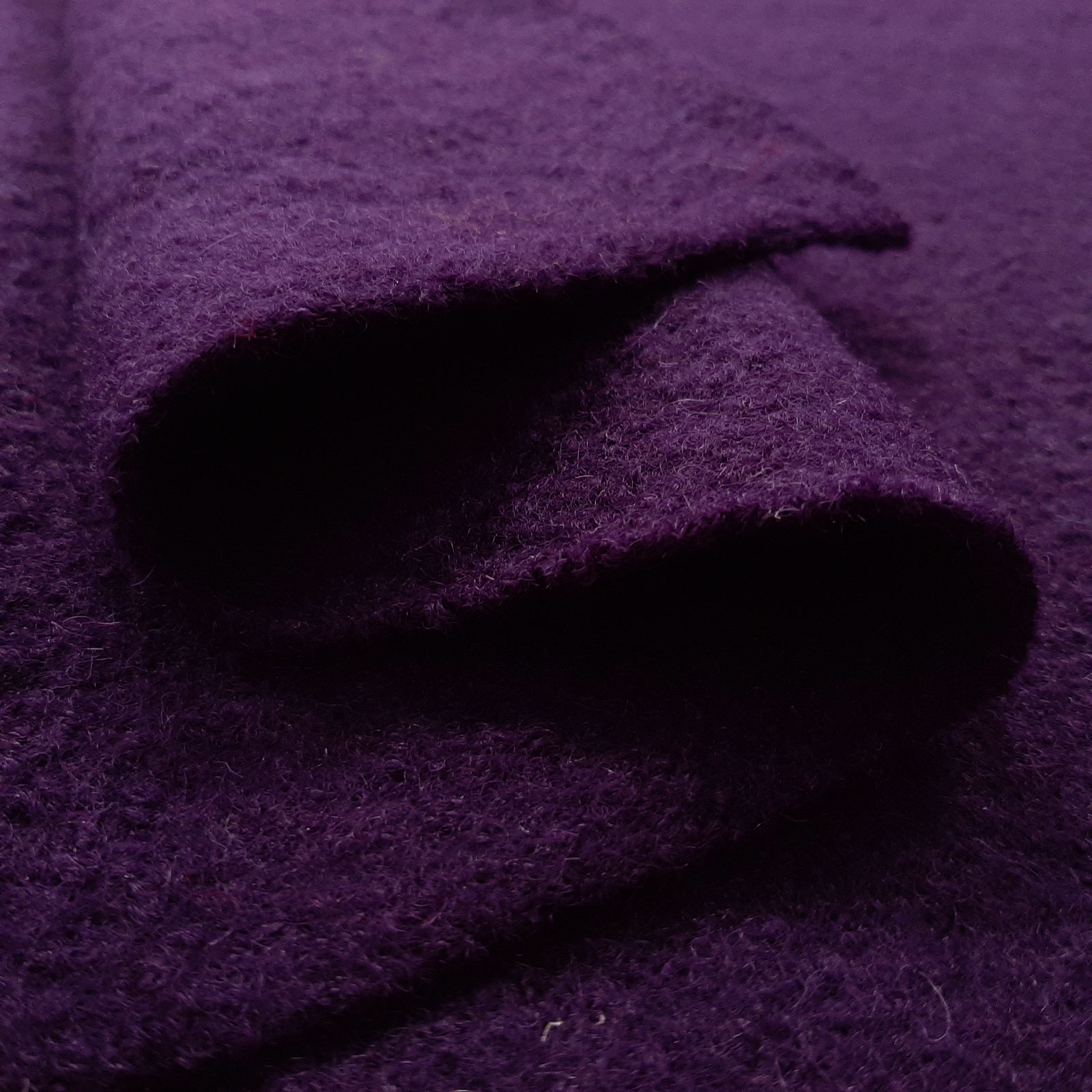 Tumman violetti	